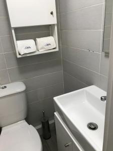 埃斯平霍myCasa的浴室配有白色卫生间和盥洗盆。