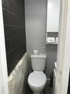 埃斯平霍myCasa的浴室设有白色的卫生间和镜子