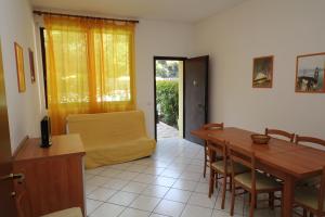 罗索利纳马雷Acquasmeralda appartamento 03的客厅配有木桌和沙发