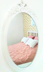 蒂蒂湖-新城Romantic Style Apartment Titisee-Neustadt的卧室内的白色镜子和床