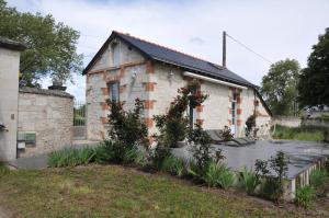 阿洛讷河畔布兰PETITE MAISON des ROSES - GITE 2 Personnes的一座石头房子,前面设有花园