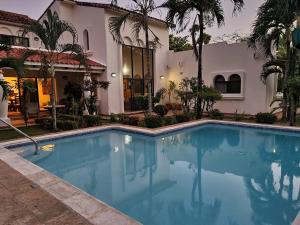 特拉Casa del Arte, a luxury beachfront villa with private pool的房屋前的游泳池