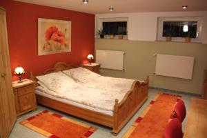 柏林富力德里沙根公寓的一间卧室配有一张床和两张桌子及椅子