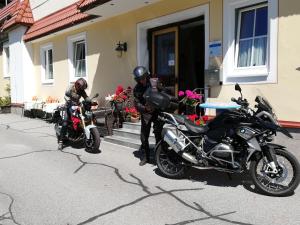 巴德小基希海姆基辛维特酒店的停放在房子前面的两辆摩托车