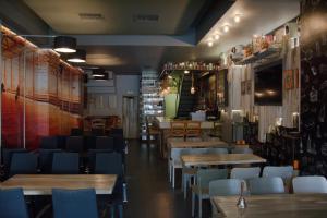 苏达Oneiro Suites的用餐室配有木桌和椅子