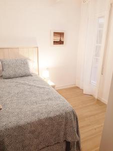 雷乌斯Tarragonaapartments Prim Reus的白色的卧室设有床和窗户