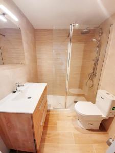 雷乌斯Tarragonaapartments Prim Reus的带淋浴、卫生间和盥洗盆的浴室