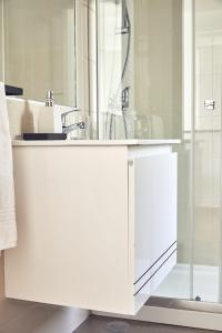 布尔高Casas Sul的白色的浴室设有水槽和淋浴。