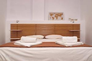 尼坡帝Starry Coast Apartments的一张配有白色床单和枕头的大床