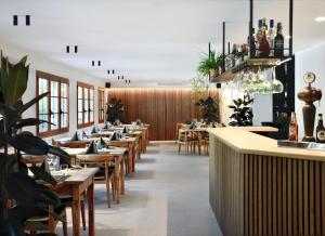 艾里拉瓦尔拉奥特酒店的一间带木桌的餐厅和一间酒吧