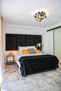 瓦伦西亚Laura Apartment Campanar的一间卧室配有一张大床和黑色床头板