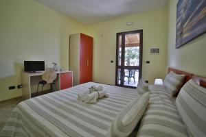 普罗斯西托角B&B La Casa di Attilio的一间卧室配有一张大床,上面有两条白色毛巾