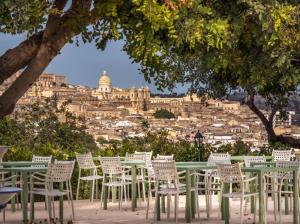 诺托Baglio Genovesi的一组桌椅,享有城市美景