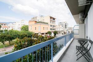 沃洛斯Belajo Central Apartment And Jacuzzi !!的阳台享有街道和建筑的景致。