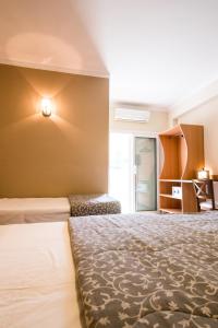 阿帕雷西达Hotel Porto Real Aparecida的酒店客房设有床和窗户。