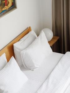 巴统Mariinsky Boutique Hotel的一间卧室配有两张带白色枕头的床