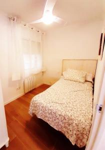 雷乌斯Tarragonaapartments Prim Reus的一间小卧室,配有床和窗户