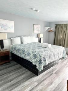 威尔斯Seacoast Motel的一间卧室配有一张带绿色和白色毯子的床