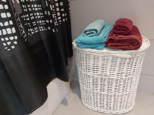 纳尔瓦约埃苏Sunny Beach Apartment的浴室内备有毛巾的白色洗衣篮