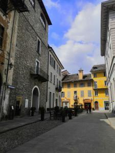 多莫多索拉Torre del Moro的黄色和白色建筑城镇的街道