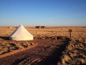 胡尔伯克Starlight Tent 1的田野中间的白色帐篷