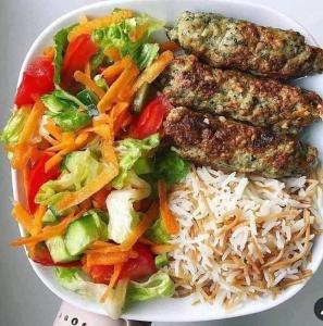 亚历山大Bianki vip villa的饭,肉和蔬菜的盘子