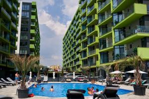 北马马亚-讷沃达里PROMENADA Apartments Beach Resort Mamaia Nord的两个高楼前的游泳池