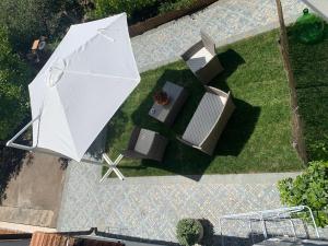 马拉泰亚B&B Blanda的院子中白色雨伞的上空景色