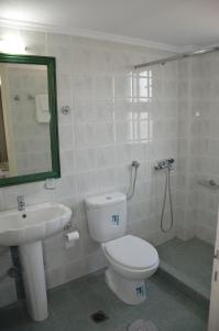 卡洛吉亚瑞纳之家酒店的浴室配有白色卫生间和盥洗盆。