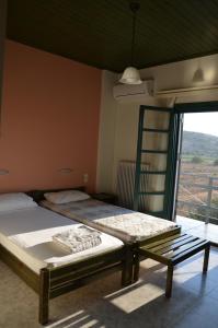卡洛吉亚瑞纳之家酒店的一间卧室设有两张床和窗户。