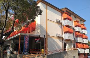 利尼亚诺萨比亚多罗西奥住宿加早餐旅馆的一座建筑的侧面有橙色遮阳篷