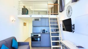 圣拉斐尔Appartement 174, Vue mer à Cap Esterel By Palmazur的一间小公寓,配有高架床和厨房