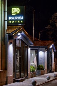 卡赞勒克Хотел Паризи的建筑一侧有标志的酒店