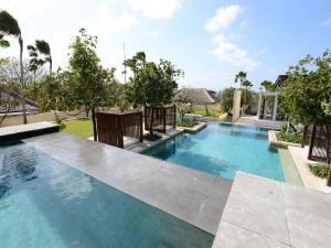 努沙杜瓦The Bale Nusa Dua by LifestyleRetreats的一座房子里游泳池的形象