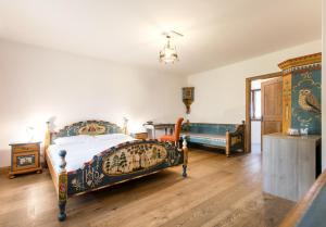 塔尔维西奥艾德霍夫酒店的一间卧室配有两张床和镜子