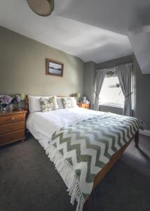 温德米尔Lingmoor的一间卧室设有一张大床和一个窗户。