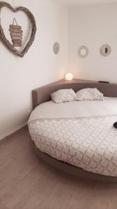 尼姆Allegria Nimes Chambre Deluxe Spa的卧室配有一张挂有心形标志的床铺