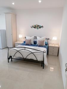 图列Casa Low Cost的一间卧室配有一张带蓝色床单和枕头的床。