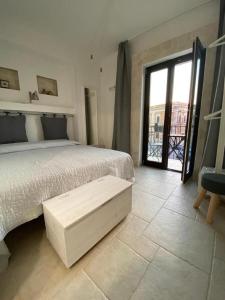 巴里Flavì的一间卧室设有一张床和一个大窗户