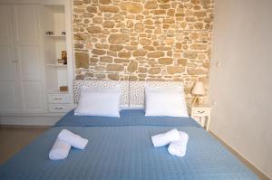 拉多斯Anastasia Traditional House的一间卧室配有蓝色的床和毛巾