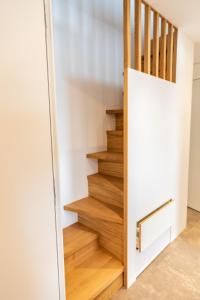 洛豪Bodenseedomizil的房屋内带木楼梯的楼梯间