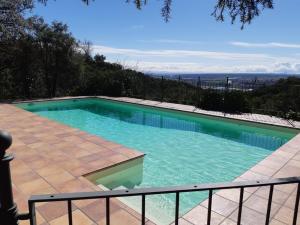 圣阿古斯丁-德瓜达利克斯Preciosa Villa de Campo / Wonderful Country Villa的海景游泳池