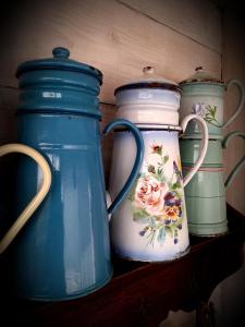 Saint-Martin-de-Gurçon安妮住宿加早餐旅馆的三个蓝色和白色的花瓶坐在架子上