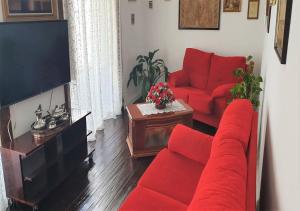 圣克鲁斯-德拉帕尔马Casa Clásica en Santa Cruz Palma的客厅配有红色家具和红色沙发