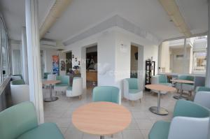 里米尼亚得里亚海酒店&美容的一间设有蓝色椅子和桌子的等候室