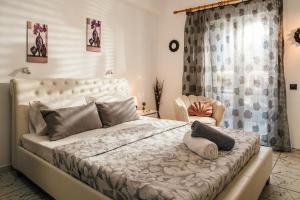 阿莫迪Villa Corali Apartments Sea Breath & Pool的一间卧室设有一张大床和一个窗户。