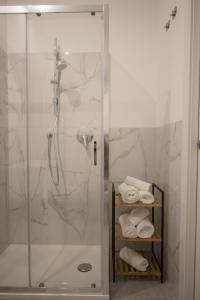 陶尔米纳Casanica-Taormina的浴室设有玻璃门和毛巾淋浴