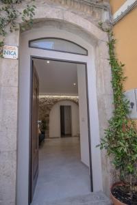 陶尔米纳Casanica-Taormina的大楼入口,有门