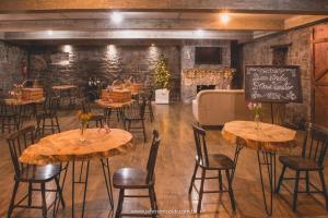 本图贡萨尔维斯Casa Vêneto -Vale dos Vinhedos的一间带木桌和椅子以及黑板的餐厅