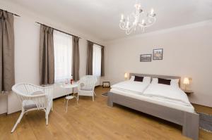 捷克克鲁姆洛夫法博尔旅馆的卧室配有一张床和一张桌子及椅子